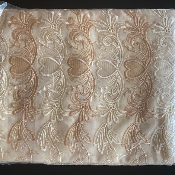 Elegant embroidered curtains - Picture 3 of 3